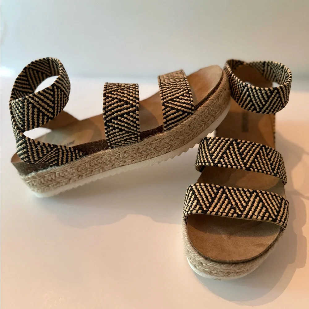 Cushionaire Woven Black and Tan Strap Platform Sandals Women’s New 8.5